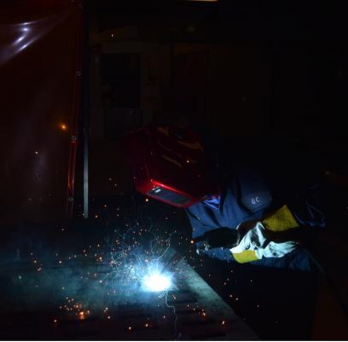 Alexandra Del Carmen Basantes Defaz welding metal
                  