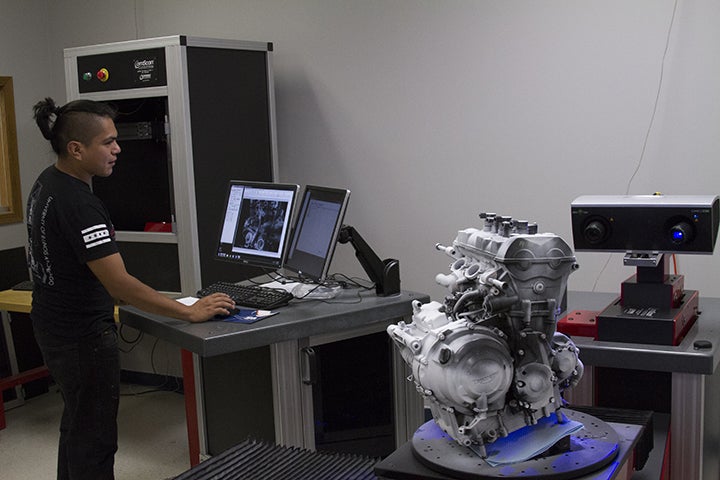 Student using 3D scanner